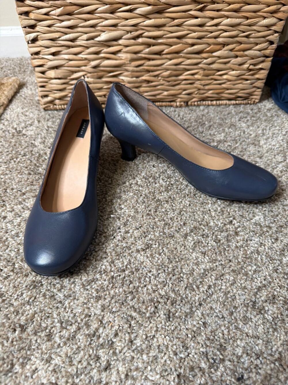 Array, navy leather round toe pump 10 732
